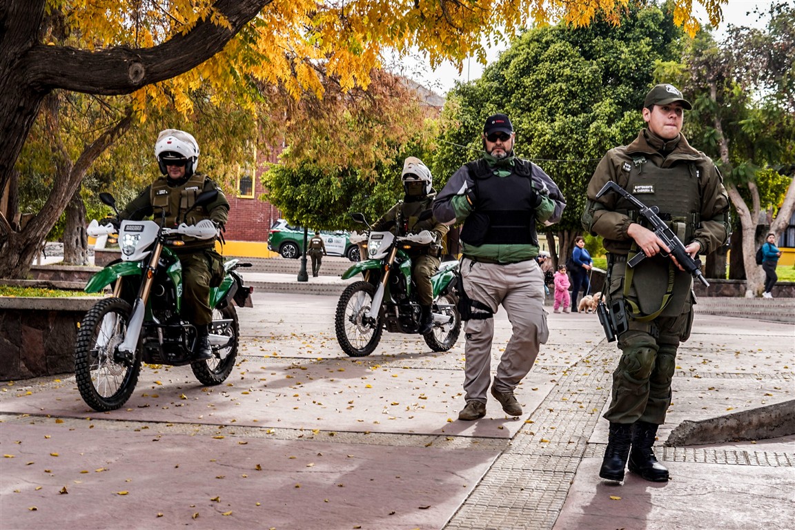 OPERATIVO CARABINEROS 4 Medium